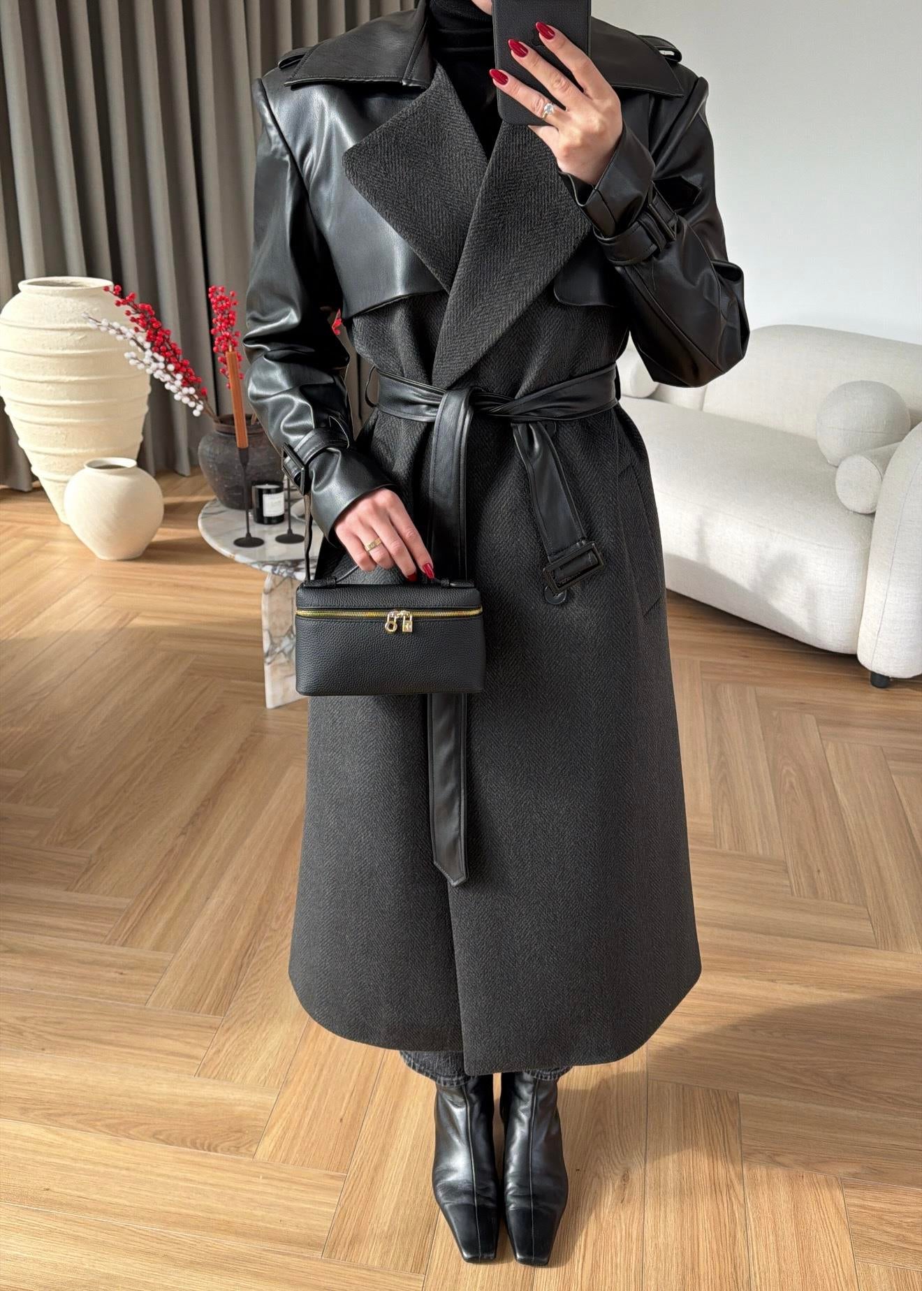 Omuzu Deri Detaylı Uzun Kaban SİYAH