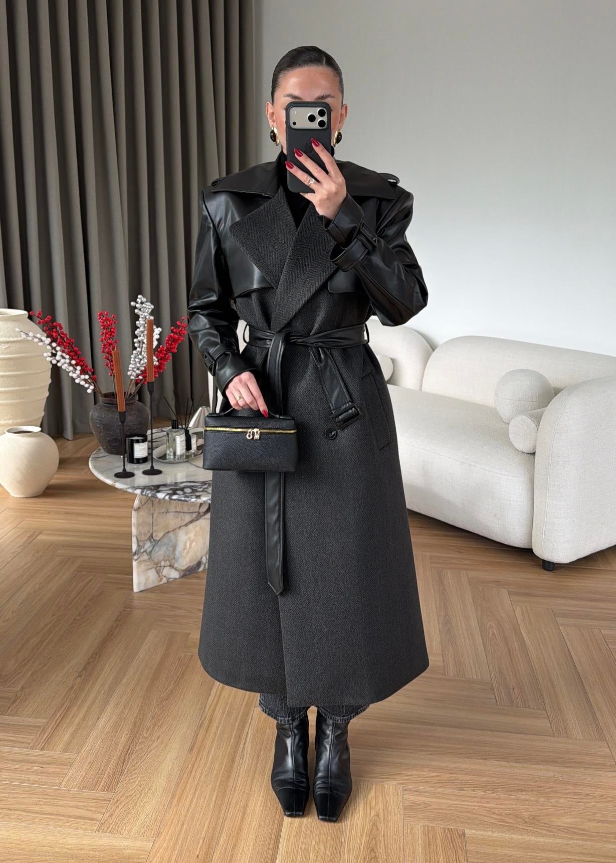 Omuzu Deri Detaylı Uzun Kaban SİYAH